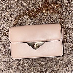 pink crossbody bag w/ gold chain